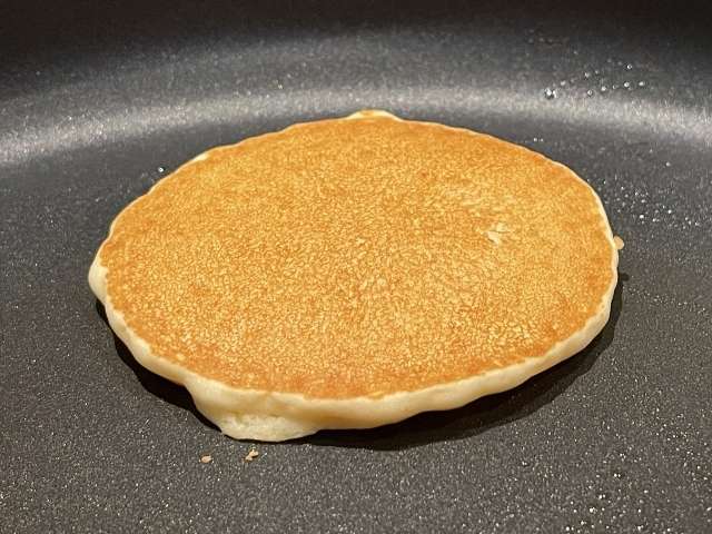Pancake senza glutine dorato dopo essere stato girato
