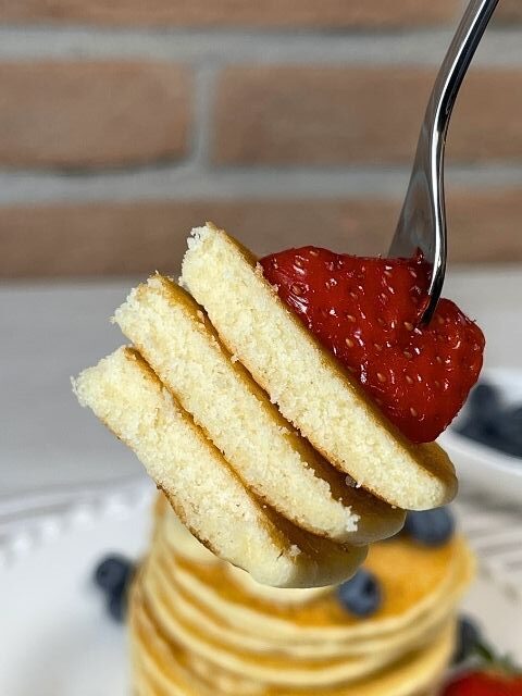Interno soffice dei pancake senza glutine fatti in casa