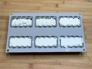 semifreddo con latte condensato nello stampo in silicone