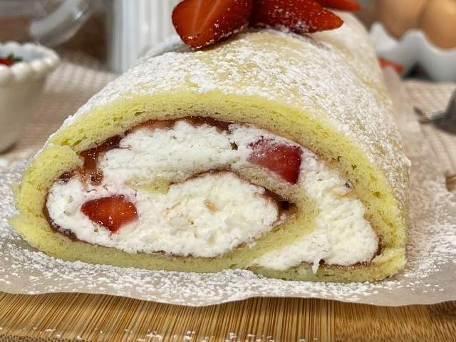 Interno del rotolo senza glutine alle fragole con crema e fragole fresche