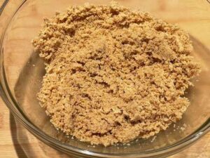 Biscotti e burro mescolati con consistenza simile a sabbia bagnata