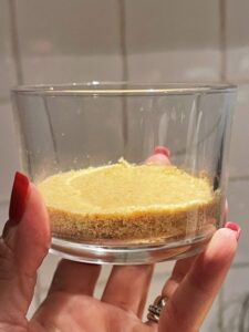Base della cheesecake allo yogurt compattata nella coppetta monoporzione