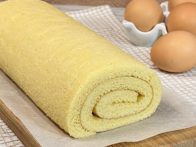 Base di pasta biscotto senza glutine pronta per essere farcita con crema e fragole