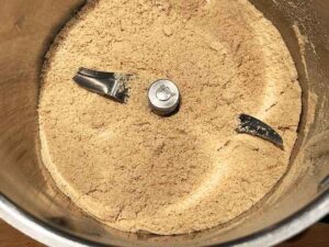 Biscotti tritati per preparare la base della cheesecake allo yogurt senza gelatina