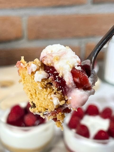 Boccone di cheesecake allo yogurt senza gelatina sulla forchetta