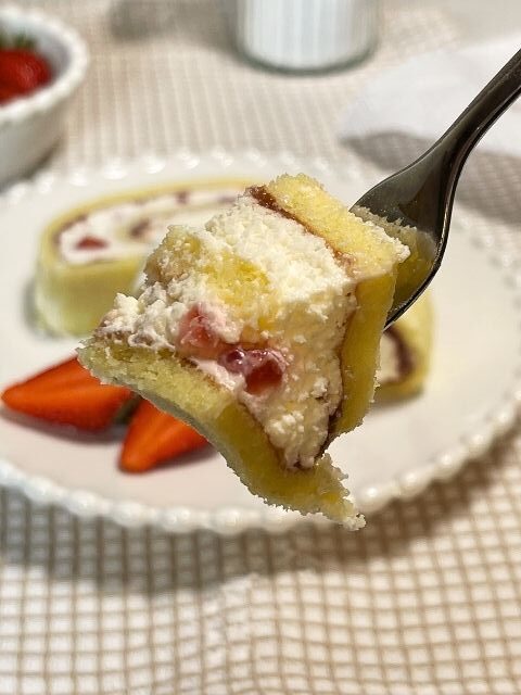 Boccone di rotolo senza glutine alle fragole con crema al mascarpone