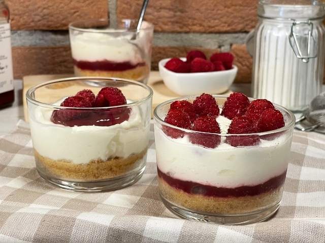 Cheesecake allo yogurt senza gelatina con confettura di lamponi e lamponi freschi