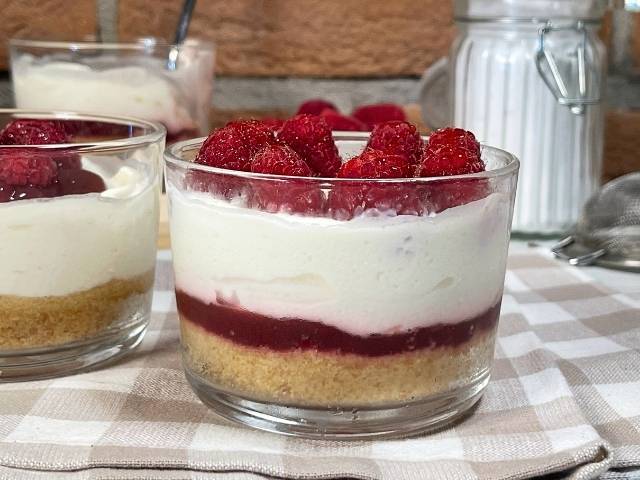 Cheesecake allo yogurt senza gelatina con strato di confettura di lamponi