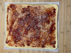 Confettura di fragole distribuita sulla pasta biscotto senza glutine