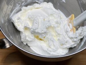 Crema al mascarpone pronta per farcire il rotolo senza glutine alle fragole