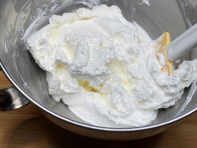 Crema al mascarpone pronta per farcire il rotolo senza glutine alle fragole