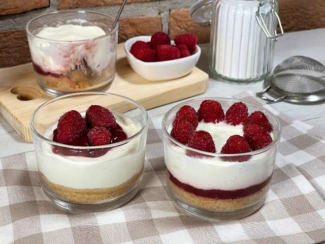 Due versioni della cheesecake allo yogurt senza gelatina con e senza strato di confettura