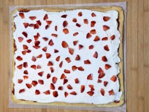 Fragole fresche a pezzetti distribuite sulla crema al mascarpone
