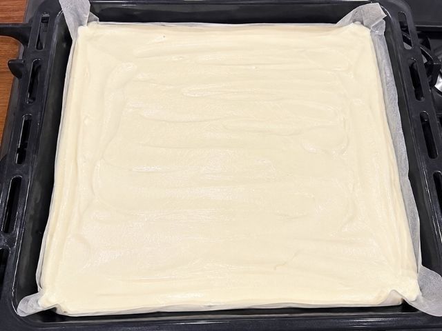 Impasto della pasta biscotto senza glutine distribuito nella teglia prima della cottura