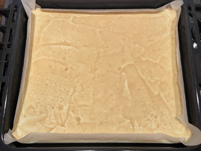 Pasta biscotto senza glutine appena sfornata nella teglia