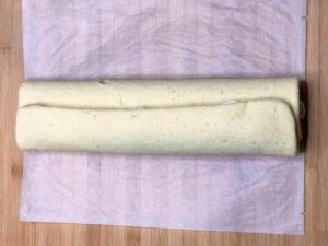 Rotolo senza glutine alle fragole appena arrotolato