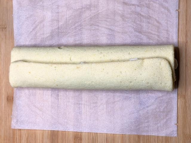 Rotolo senza glutine alle fragole appena arrotolato