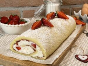 Rotolo senza glutine alle fragole con crema al mascarpone e fragole fresche