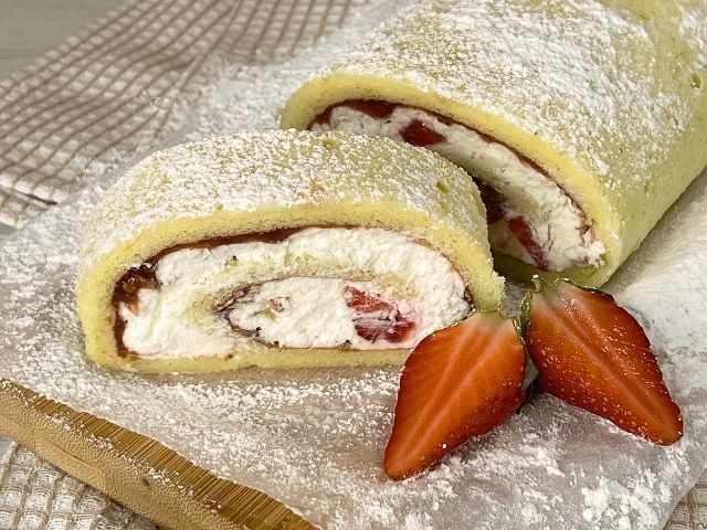 Rotolo senza glutine alle fragole con alcune fette già tagliate