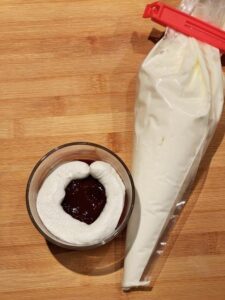 Riempimento delle monoporzioni con la crema della cheesecake allo yogurt senza gelatina