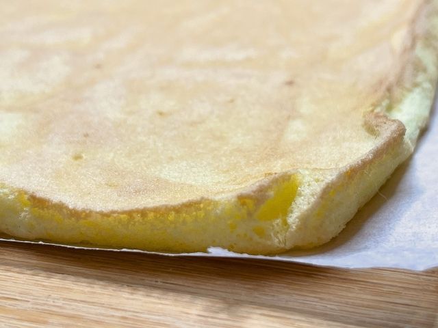 Dettaglio della consistenza soffice della pasta biscotto senza glutine