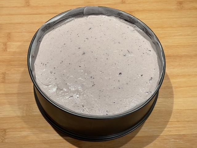 Assemblaggio della cheesecake con ricotta senza cottura nella tortiera a cerniera