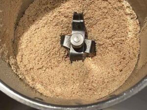 Biscotti secchi tritati finemente per la base della cheesecake con ricotta