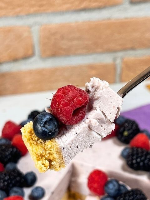 Boccone di cheesecake con ricotta senza cottura e frutti di bosco freschi