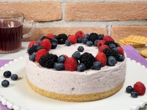 Cheesecake con ricotta senza cottura decorata con mirtilli, lamponi, more e ribes freschi
