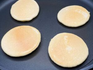 Cottura del secondo lato dei pancake in padella.