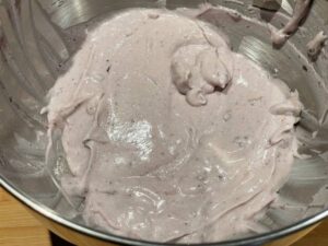 Ricotta, formaggio spalmabile, confettura di mirtilli e zucchero a velo per la crema cheesecake