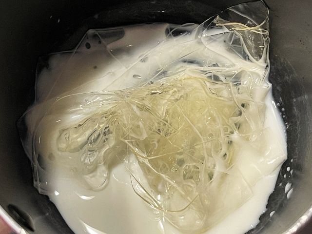 Gelatina in fogli ammollata e strizzata aggiunta alla crema della cheesecake con ricotta