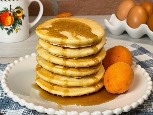 Pancake senza latte soffici preparati con acqua e serviti su un piatto.