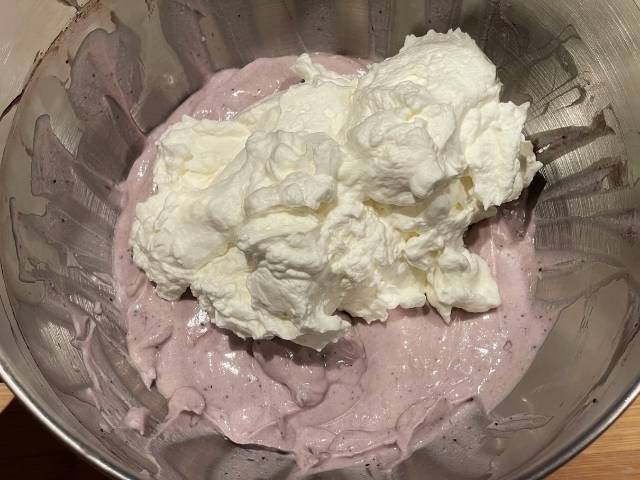 Panna fresca montata aggiunta alla crema della cheesecake con ricotta senza cottura