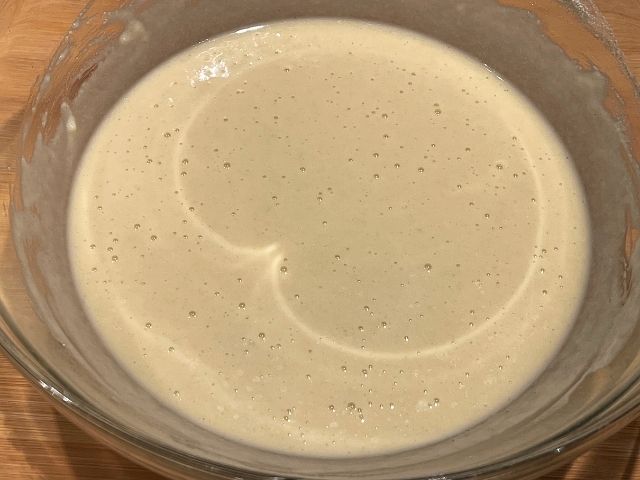 Pastella per pancake senza latte pronta per la cottura.