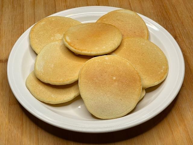 Pancake senza latte serviti su un piatto.