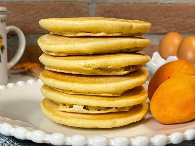 Torre di pancake soffici con sciroppo d'acero.