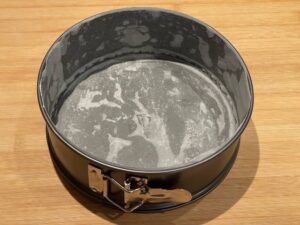 Tortiera a cerniera foderata con carta forno per cheesecake con ricotta senza cottura