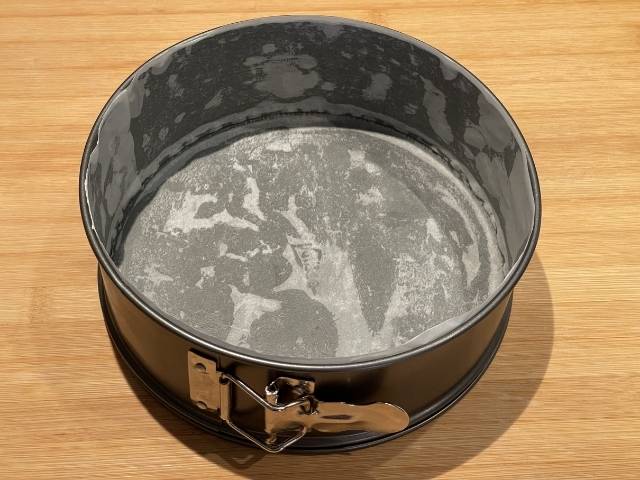 Tortiera a cerniera foderata con carta forno per cheesecake con ricotta senza cottura