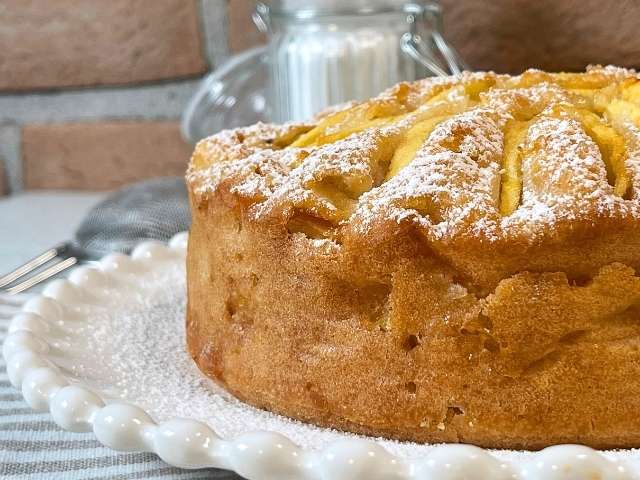 Vista laterale della torta di mele vegana senza glutine alta e soffice