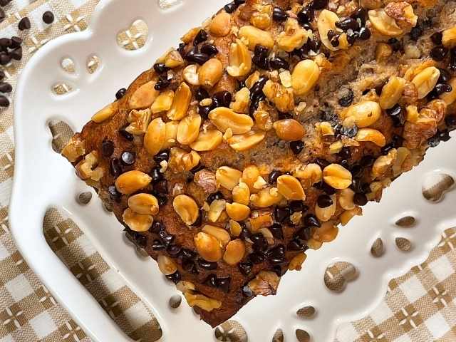 Arachidi salate sulla superficie del banana bread senza uova