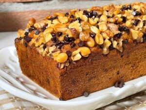 Banana bread senza uova ben lievitato visto di lato