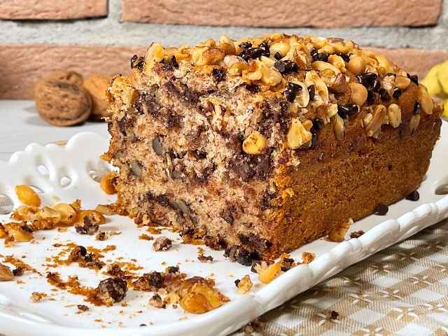 Interno morbido del banana bread senza uova con gocce di cioccolato e noci