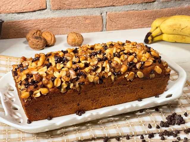 Banana bread senza uova con noci, gocce di cioccolato e arachidi salate