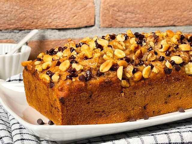 Banana bread vegano con gocce di cioccolato, noci e arachidi salate