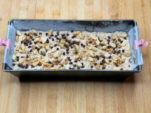Banana bread vegano decorato prima della cottura