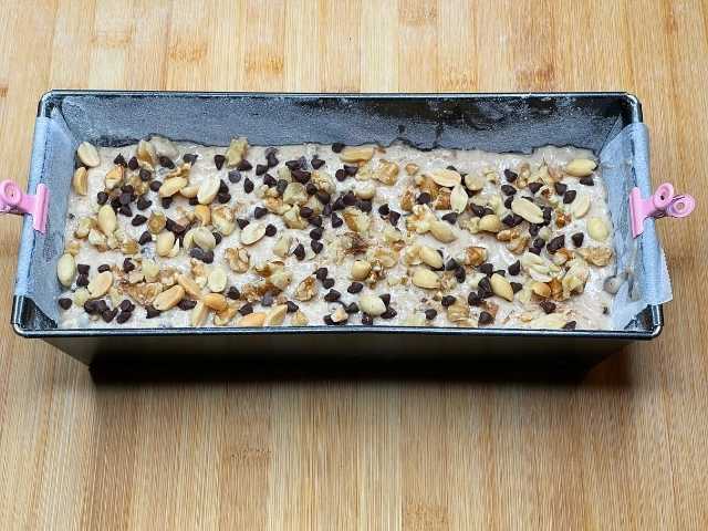 Banana bread vegano decorato prima della cottura