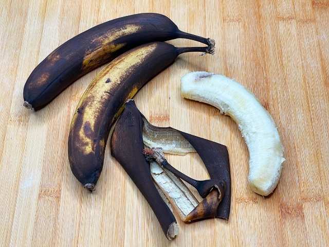 Banane molto mature con la buccia completamente nera