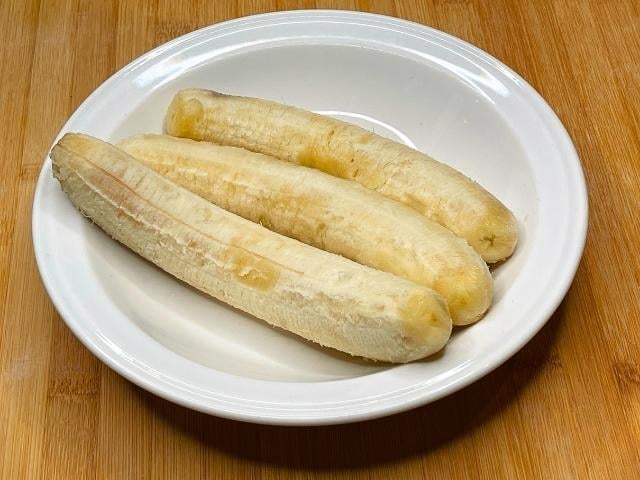 Banane mature sbucciate ancora chiare all'interno