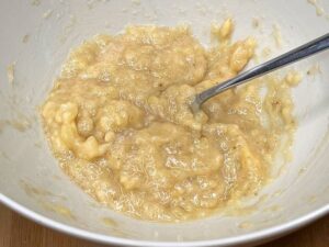 Banane mature schiacciate con la forchetta per il banana bread